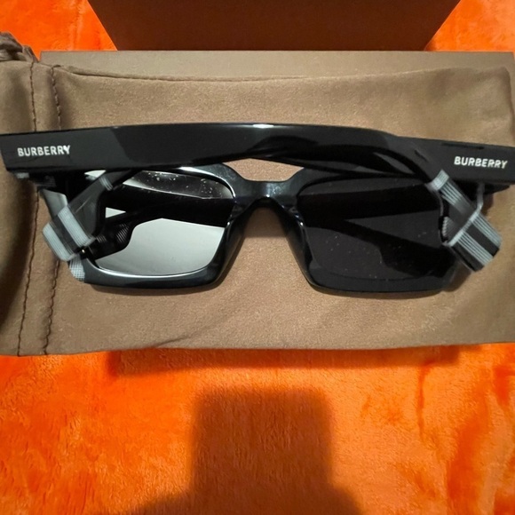 Burberry Novacheck sunglasses - Picture 5 of 9